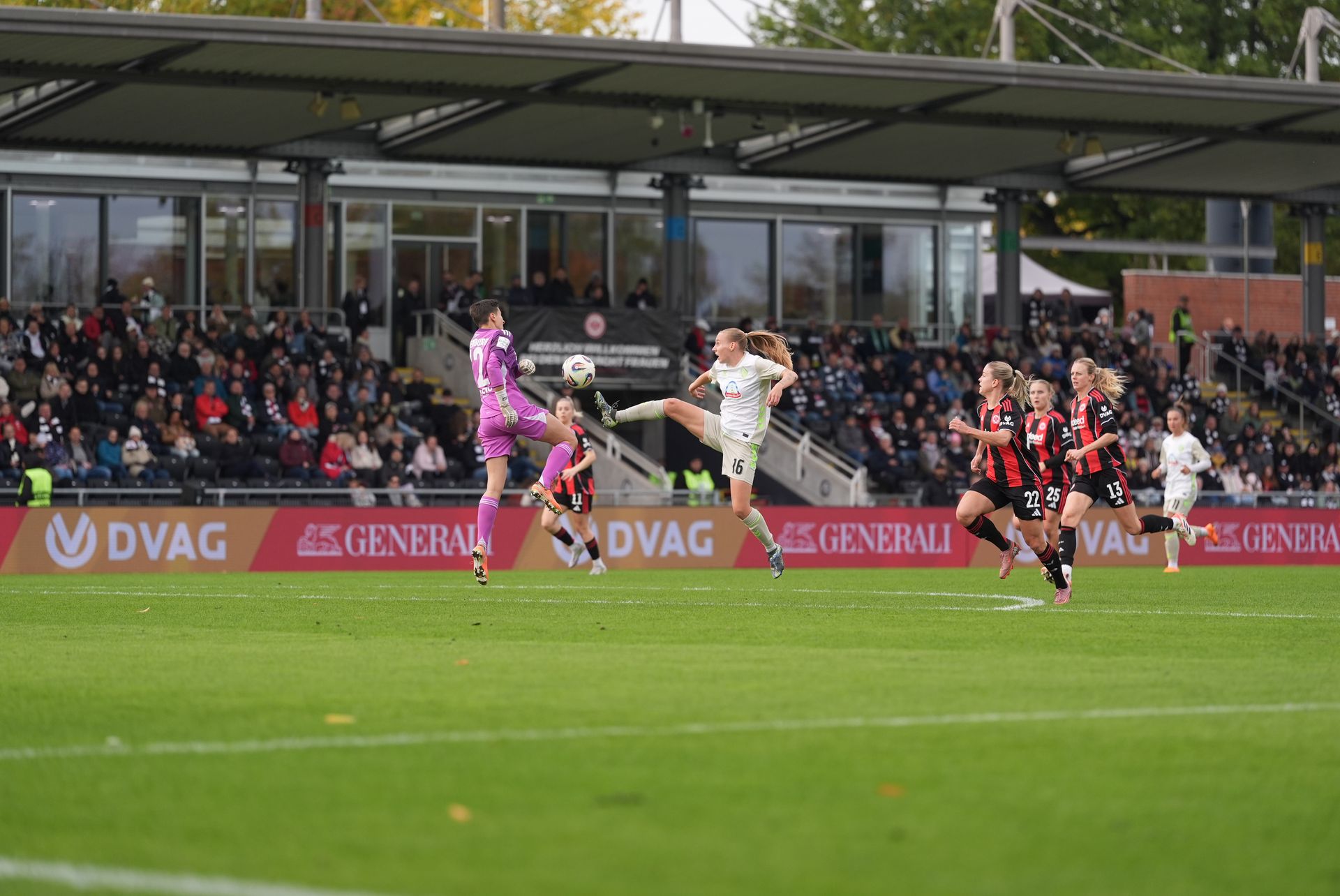 帕派在对阵阿尔滕堡的比赛中没有果断地拿到球。