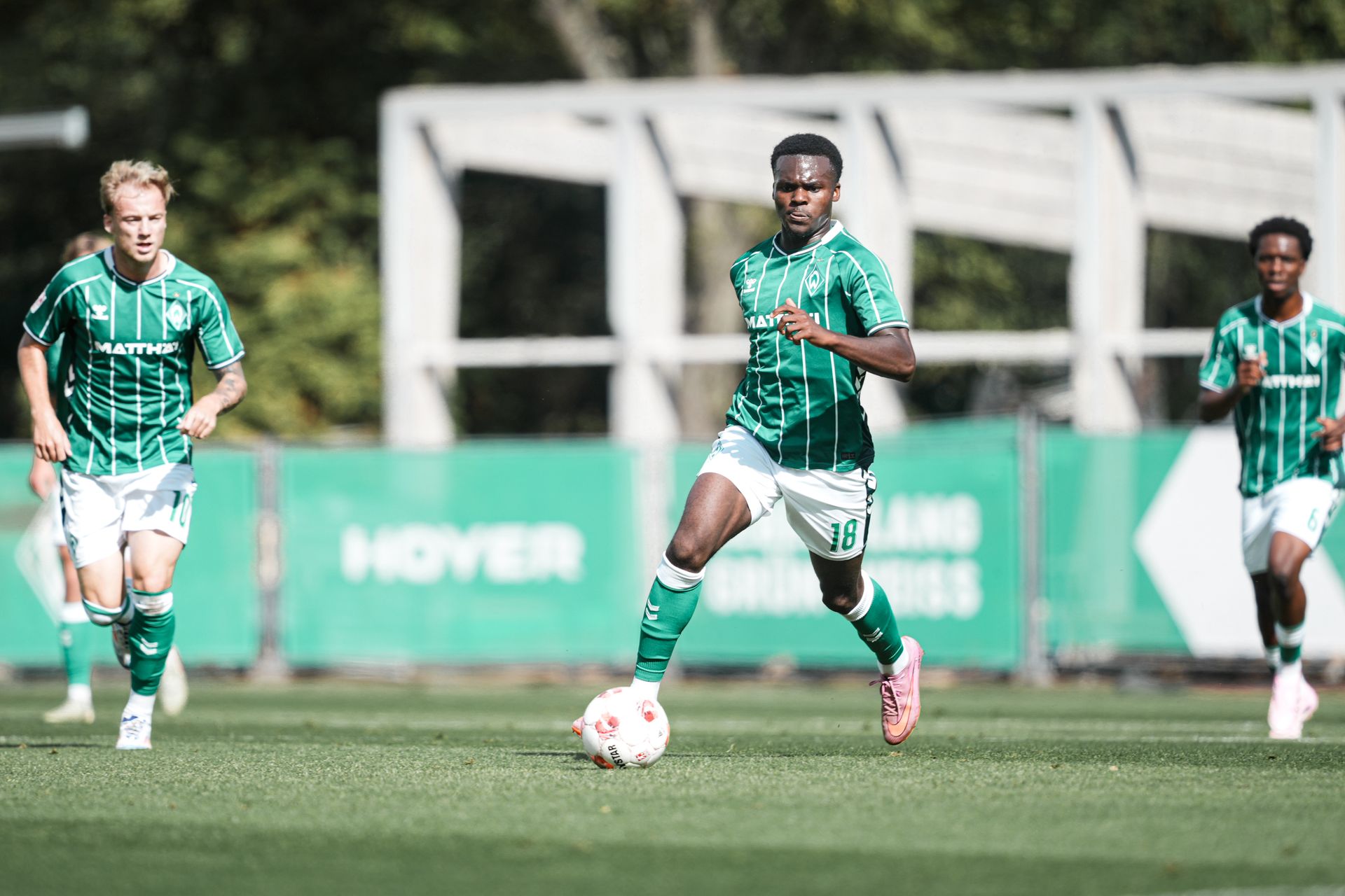 普林斯威尔·姆博克脚下带球跑动。