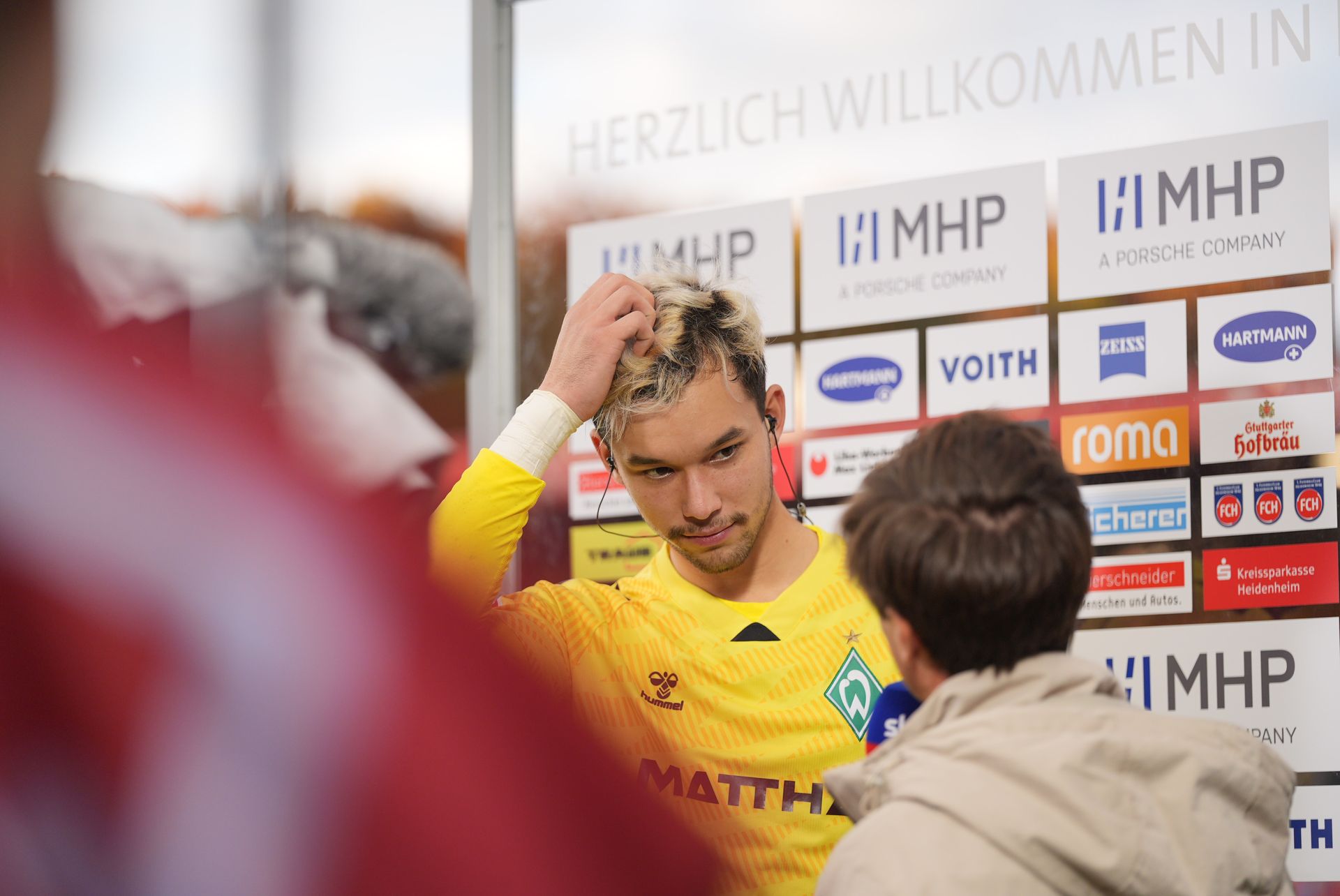 Mio Backhaus mit Kopfhörern am Sky-Mikrofon.