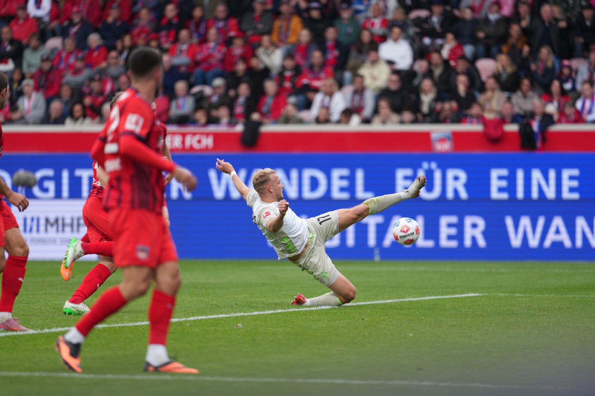 马可·格吕尔 （Marco Grüll） 向比赛设备方向伸出双腿。